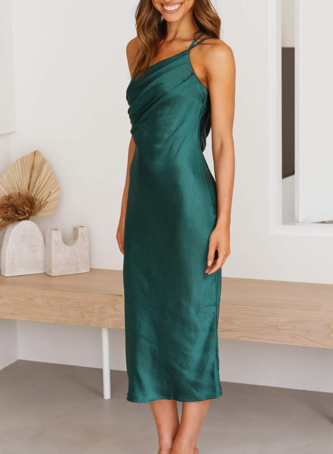 Veronique - Elegancka maksymali sukienka z asymetrycznym krojem