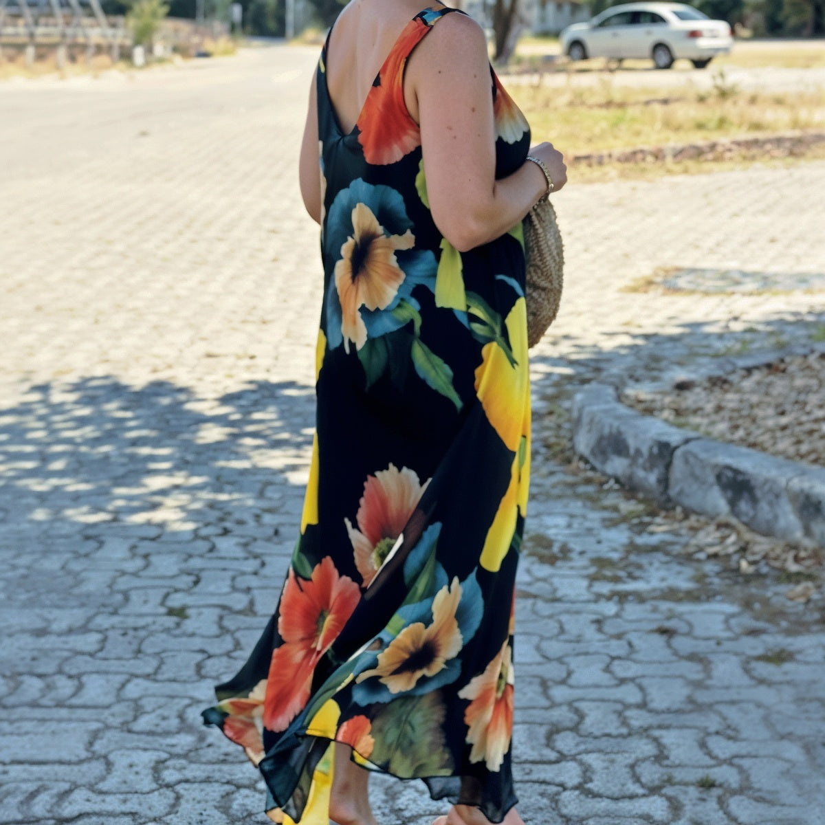 Shirley – Elegancka Kwiecista Sukienka Maxi Bez Rękawów